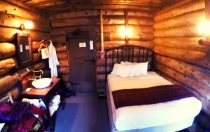 Old Faithful Inn and Lodge Accommodation